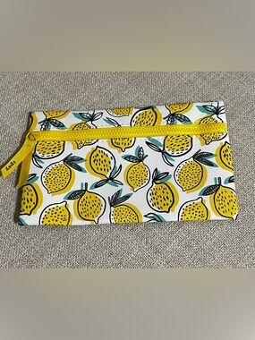 Ipsy lemon-patterned April 2019 Glam Bag